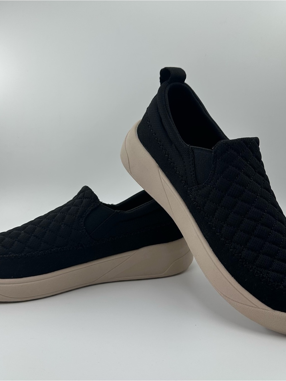 New Staheekum Quilted Slip On Womens Size 9 Black Shoes Comfort